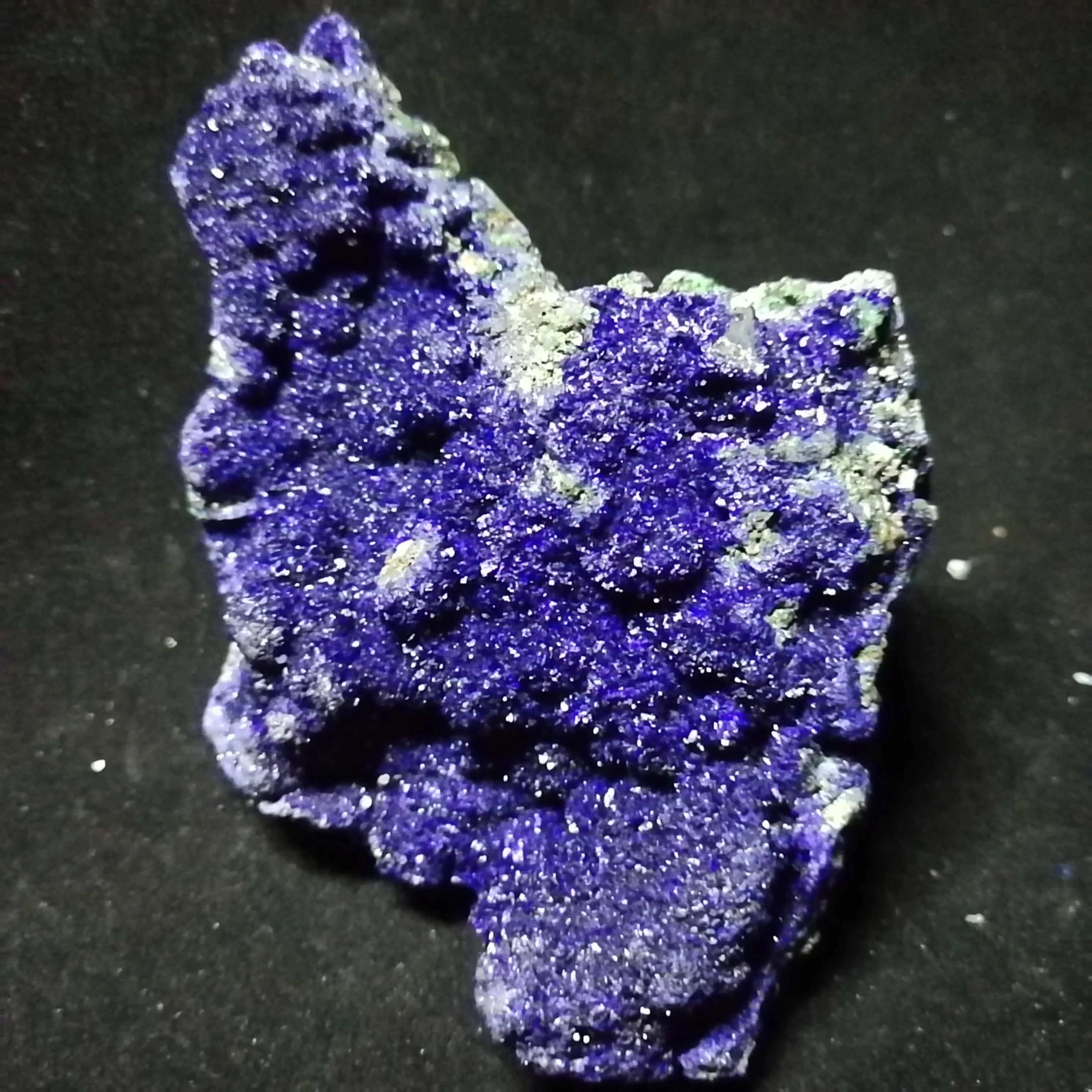 

313.0gNatural blue copper malachite is closely associated with each other