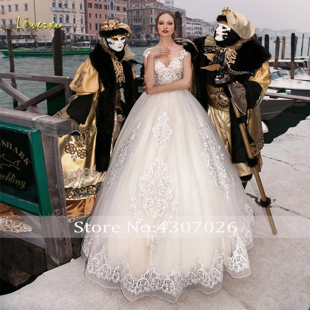 Loverxu иллюзия совок линия свадебные платья шикарная аппликация с коротким рукавом Кнопка платье невесты суд Поезд свадебное платье размера плюс