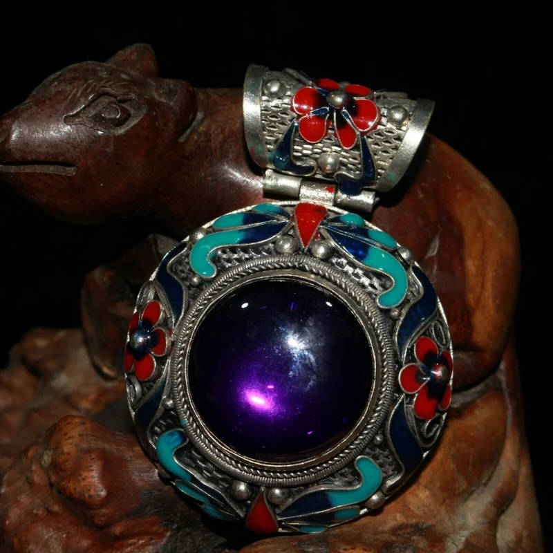 

Hot Selling Old Tibetan Silver Cloisonne Inlaid Zircon Pendant Made by China's Old Crafts for Women Men Fashion Accessories