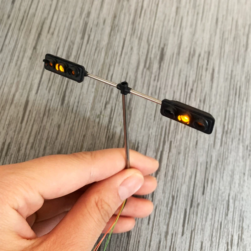 2 PCS HO Scale Model Traffic Lights Operating Pole Mount Overhead Traffic Lights with Controller Train 3