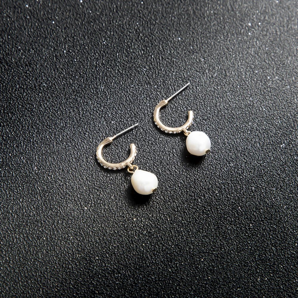 

2020 Luxury Jewelry Trend Earring Alloy Gold Korean Rhinestone Cute Stud Freshwater Pearl in Drop Fashion Women Accessories