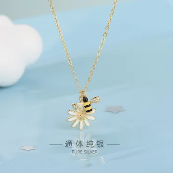 

New Ladies Necklace Korean Sweet Sterling Silver Rhinestone Bee Small Daisy Clavicle Chain Pendant Girl Neck Jewelry Accessories