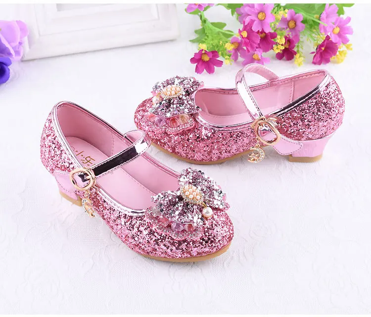 Новая детская кожаная обувь на низком каблуке для девочек; обувь принцессы; модные туфли-лодочки с цветочным принтом и бантом; Детская Школьная обувь для свадебы и танцев серебристого цвета