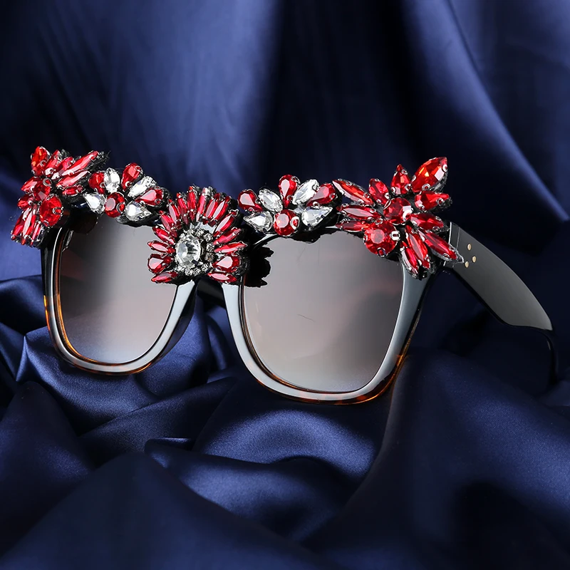 Goedkoop Modeblad Ontwerp vrouwen Zonnebril oversize Rode Kristal Luxe zonnebril Koningin stijl Strass zonnebril Oculos