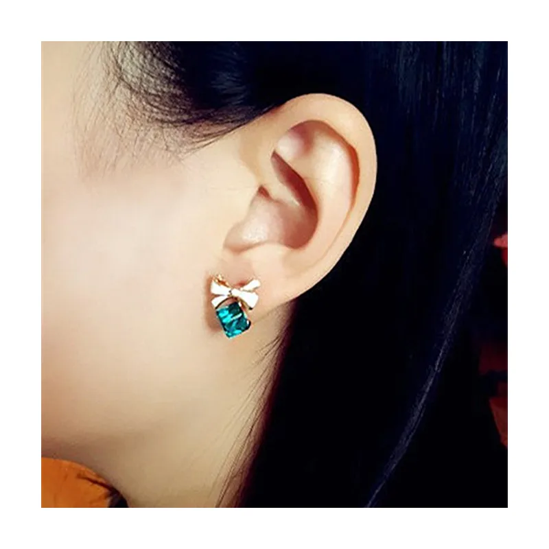 

Green Crystal Stud Alloy Popular Water Cube Earrings for Women's Simple and Generous Style of Jewelry Accessories