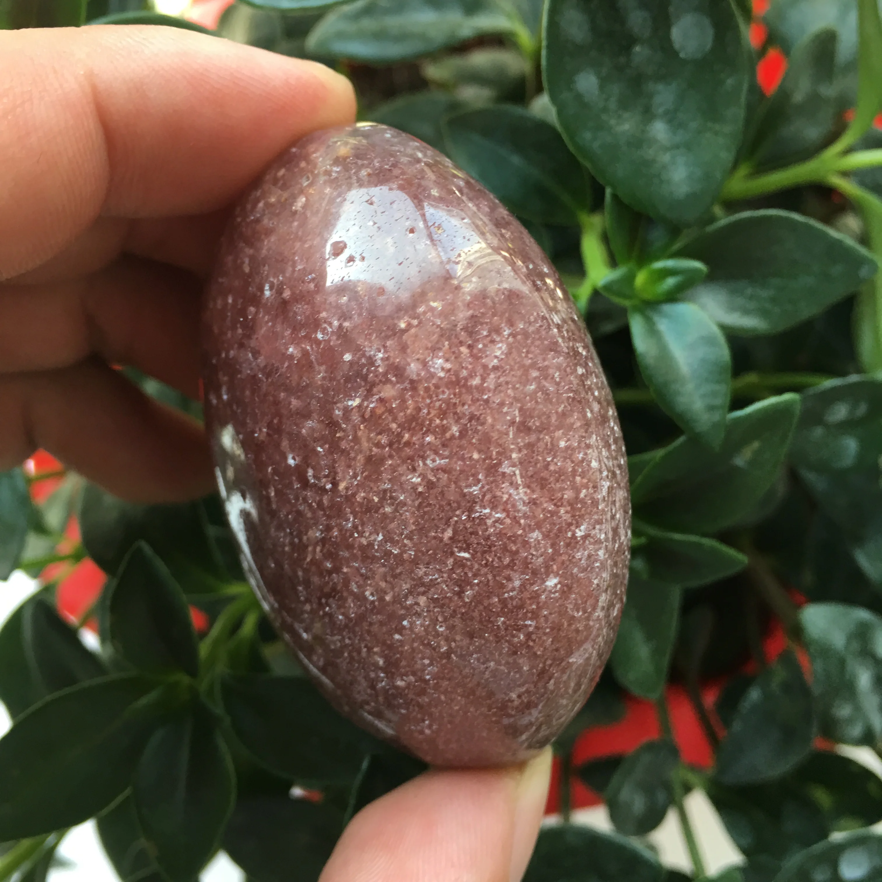 Натуральный кварц клубничного цвета галтованные камни