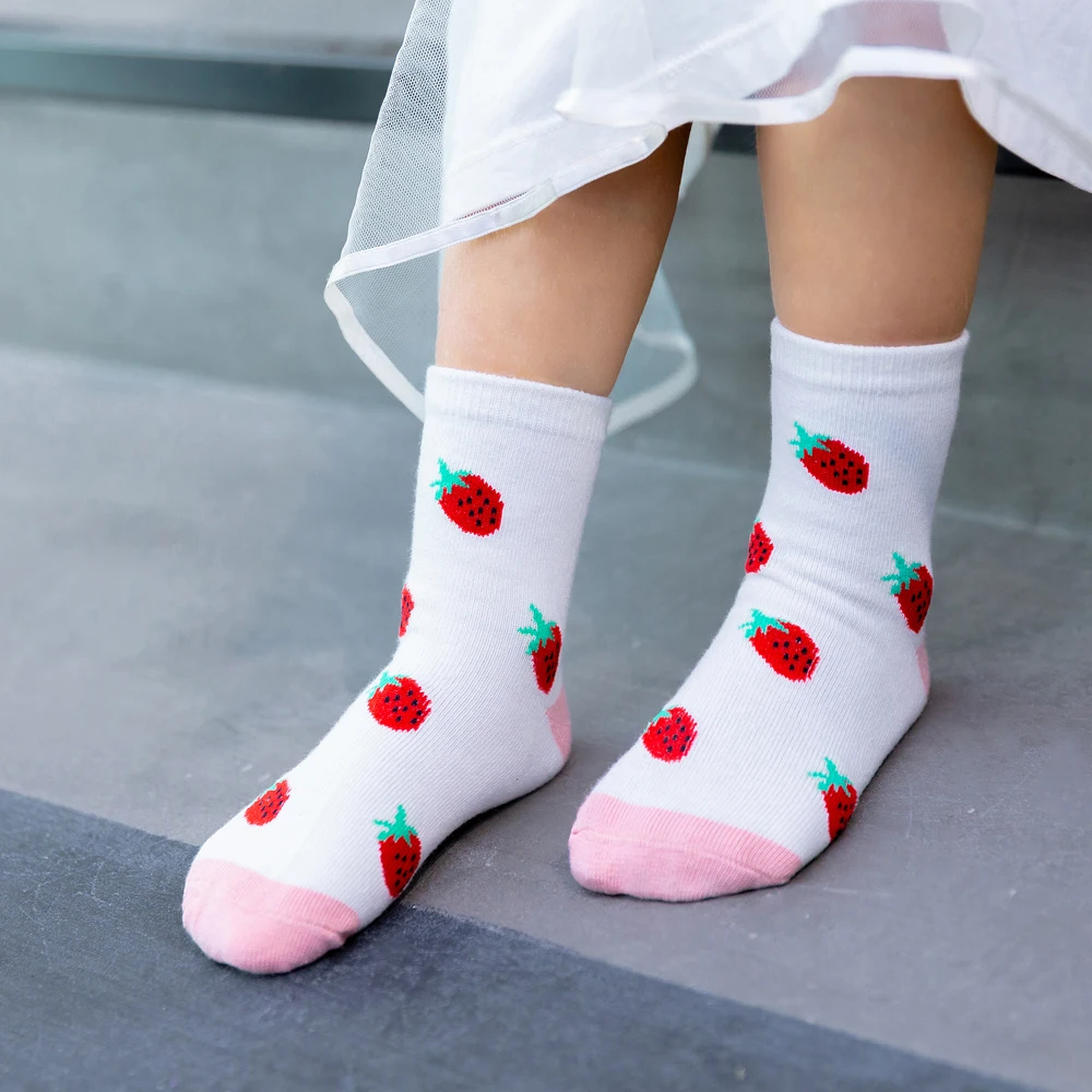 5 пара/лот, новые мягкие хлопковые носки для маленьких девочек милые детские носки в полоску с клубничкой осенне-зимние стильные От 1 до 12 лет
