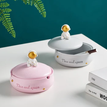 

Astronaut Resin Fun Villain Ashtray Portable Creative Ashtray Gift for Boyfriend Ashtray with Lid Modern Home Decor Accessories