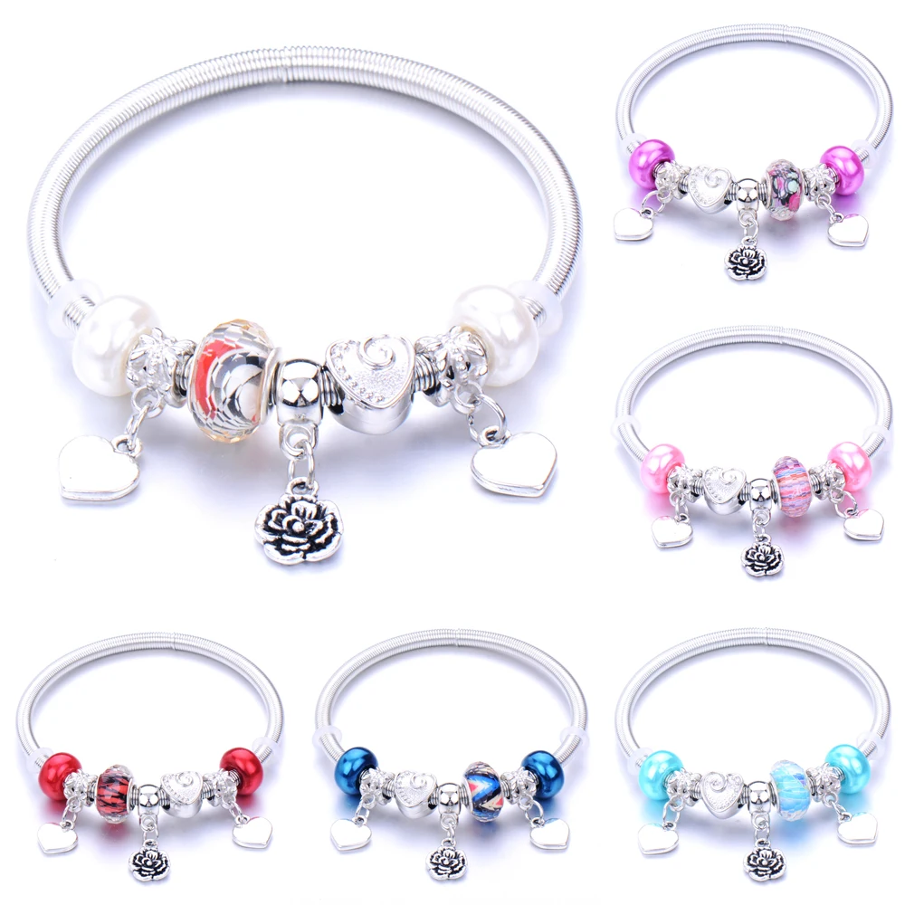 Женский браслет с бусинами эластичный металлический подвесками в виде сердца