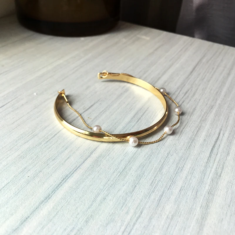 

Trendy Jewelry Metal Cuff Bracelet Popular Style Golden Plating Simulated Round White Pearl Chain Bracelet For Women Gifts