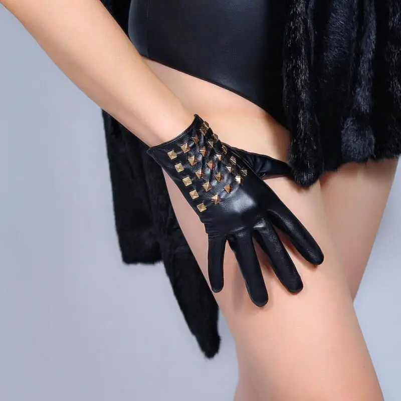 Женская перчатка в заклепках из лакированной искусственной кожи с сенсорным экраном в стиле панк, женские Модные кожаные перчатки для танцев и вождения R2051 - Цвет: black
