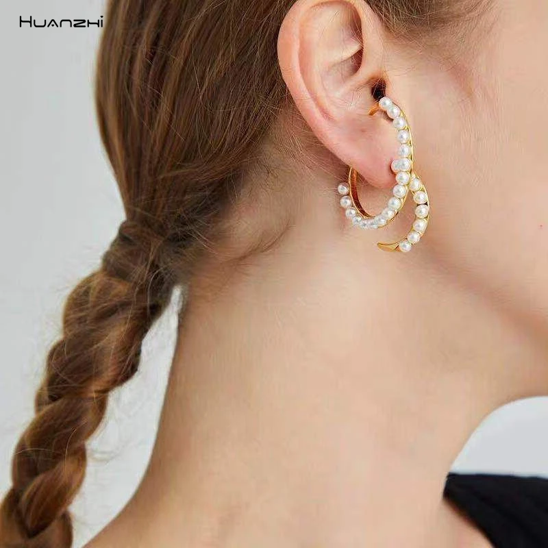 

HUANZHI 2019 New Trendy Spiral Curve Irregular Cross Go Round Dislocation Pearl Earrings for Women Girls Party Jewelry Gift