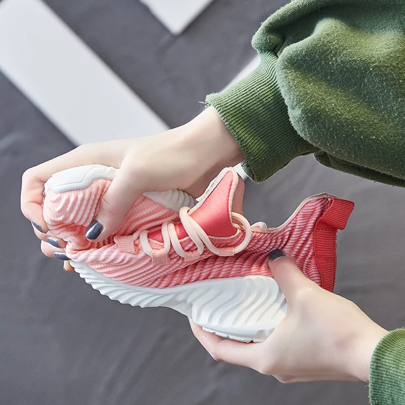 Новинка года; сезон весна-лето; женская повседневная обувь; дышащие кроссовки на платформе; tenis feminino; однотонная женская обувь на массивном каблуке; цвет черный, белый, розовый