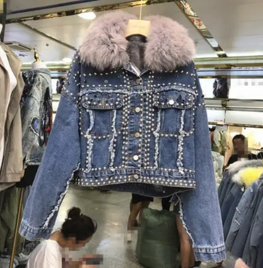 gray Real fur collar Новинка года; зимняя короткая джинсовая куртка в Корейском стиле, украшенная бусинами и заклепками, с отстегивающимся воротником из лисьего меха - Цвет: gray Real fur collar