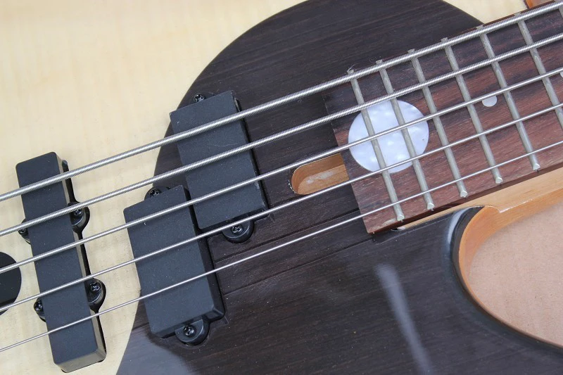 Хорошее качество черный и белый цвет активная 5 струнная электрическая бас гитара белый клен с черным розовым топом