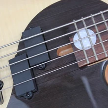 Хорошее качество черный и белый цвет активная 5 струнная электрическая бас гитара белый клен с черным розовым топом