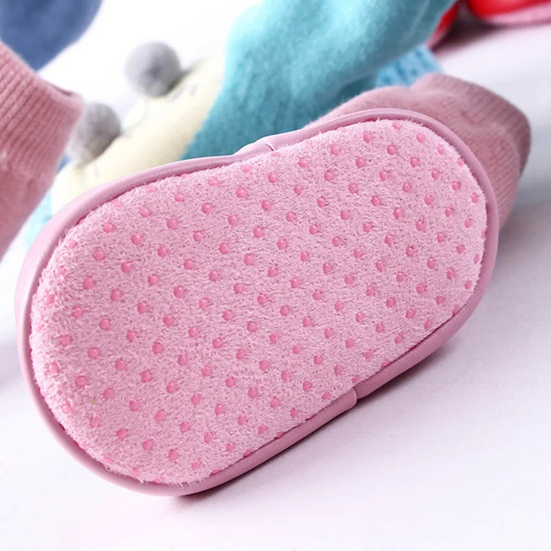 Милые носки для малышей с героями мультфильмов, с резиновой подошвой, для новорожденных, Осень-зима, Детские плотные теплые махровые длинные нескользящие носки-тапочки, обувь