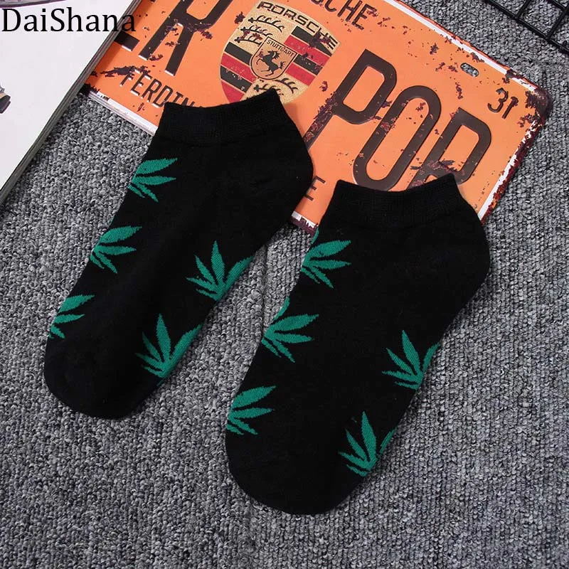 Men's socks new maple leaf socks in the tube cotton skateboard hemp leaves in the tube socks trend Korean street sports socks