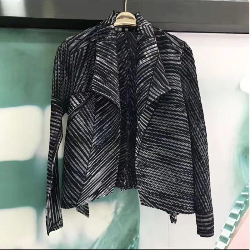 MIYAKE Fold PP Серия Печатный модный длинный рукав с двумя пуговицами с длинным рукавом Тонкий рыбий хвост дизайн пальто