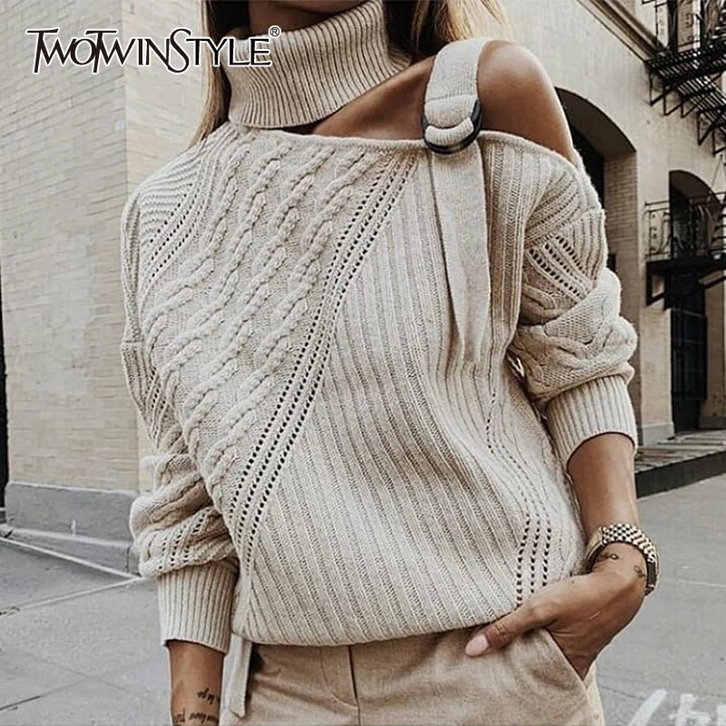 Женский Асимметричный свитер TWOTWINSTYLE вязаный в полоску с высоким воротником и