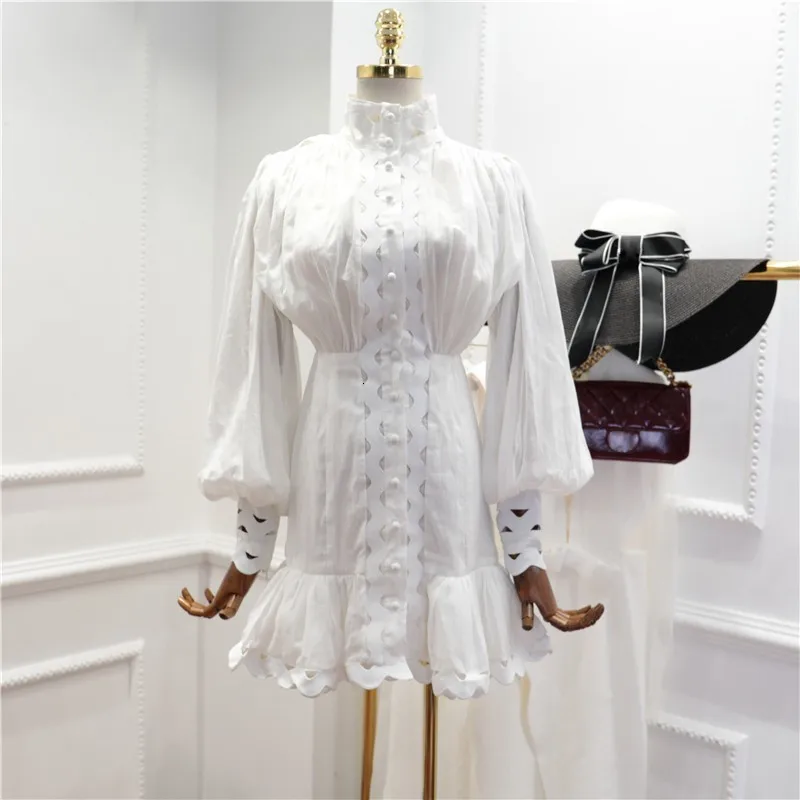 Женское платье русалки с рукавами-фонариками винтажное белое высоким воротником