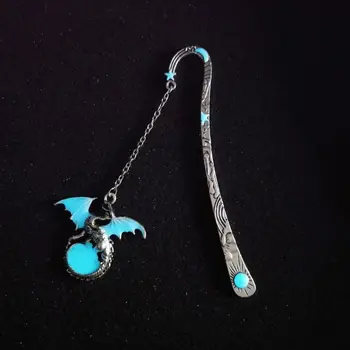 

Luminous Sun and Moon Stars Bookmarks Retro Glowing Metallic Bookmarks Fluorescent Pterosaur Pendant Decoration XXUC