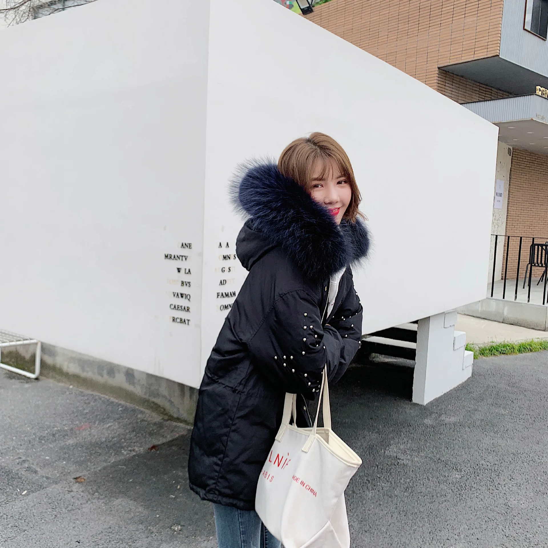 Зимний стиль Dongdaemun пуховик женский средней длины толстый свободный крой корейский стиль заклепки большой меховой воротник пальто мода