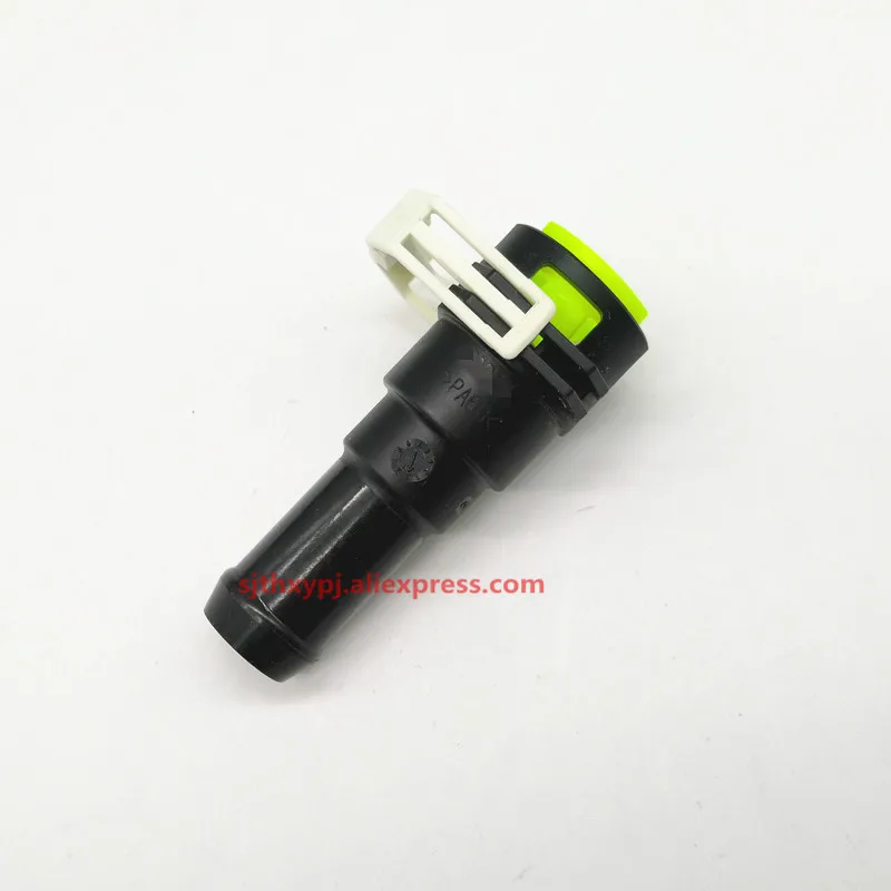 Соединительный элемент для автомобильной водопроводной трубы соединительный