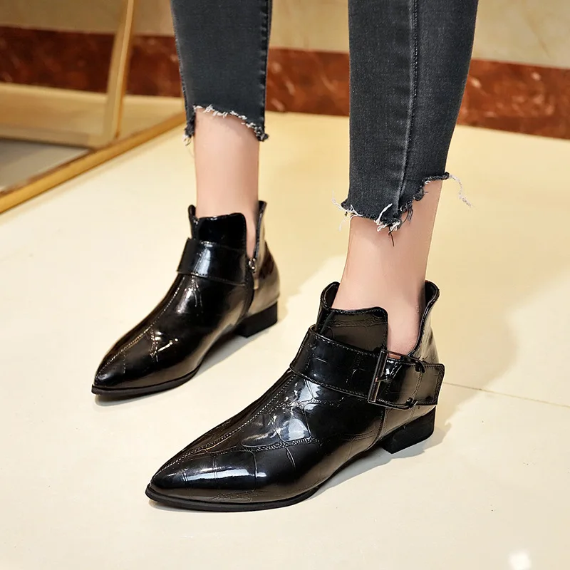 

2019 England Retro Women's Short Autumn And Winter New Style Short Boots Chunky Heel Pointed Toe Side Pull Bright Surface Martin
