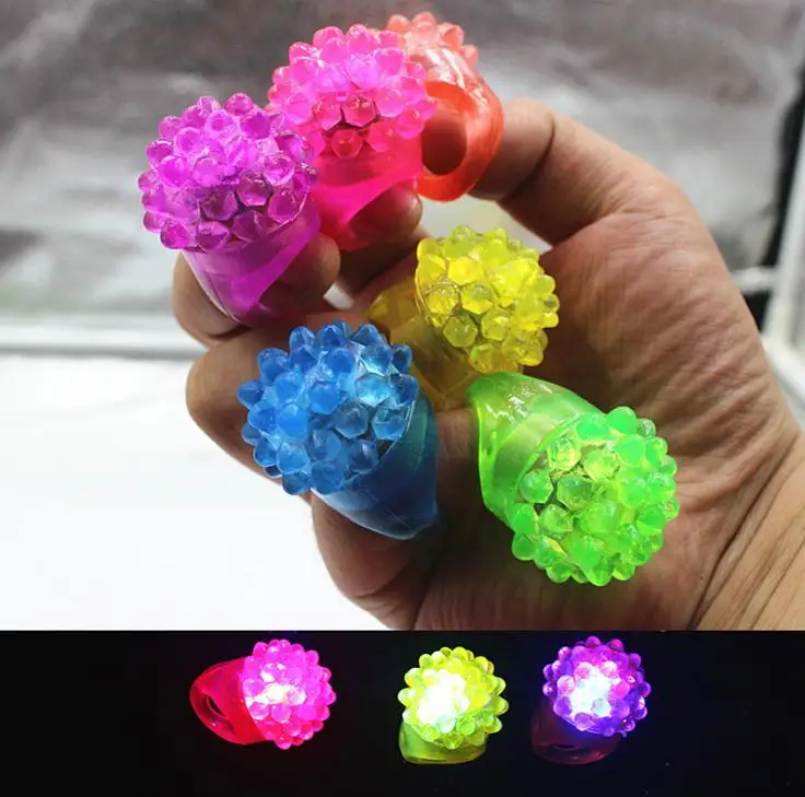 

Multi Color Silicone Strawberry Led Light Up Growing Ring Elastic Soft Finger Rings Wedding Party Pub Kid Toys Wholesale