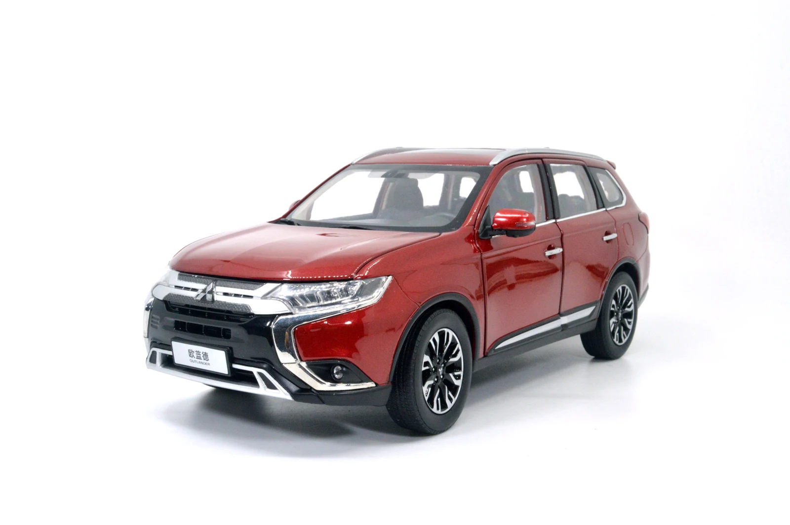 1/18 1:18 Масштаб Outlander красная литая модель автомобиля Игрушечная модель автомобиля открываются двери