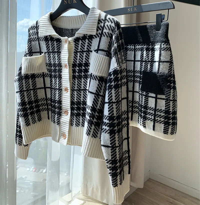 

Runway Woman's chic knitting Sweater 2-piece Suite Woman Retro Lattice Single-breasted Knitted Cardigan+ Mini Short Skirt Suit