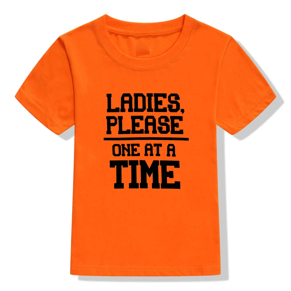 Детская футболка с надписью «Ladies Please One At A Time» рубашка для мальчиков повседневная детская одежда для малышей Забавные футболки, модная детская футболка, Прямая поставка - Color: H461-KSTOG-