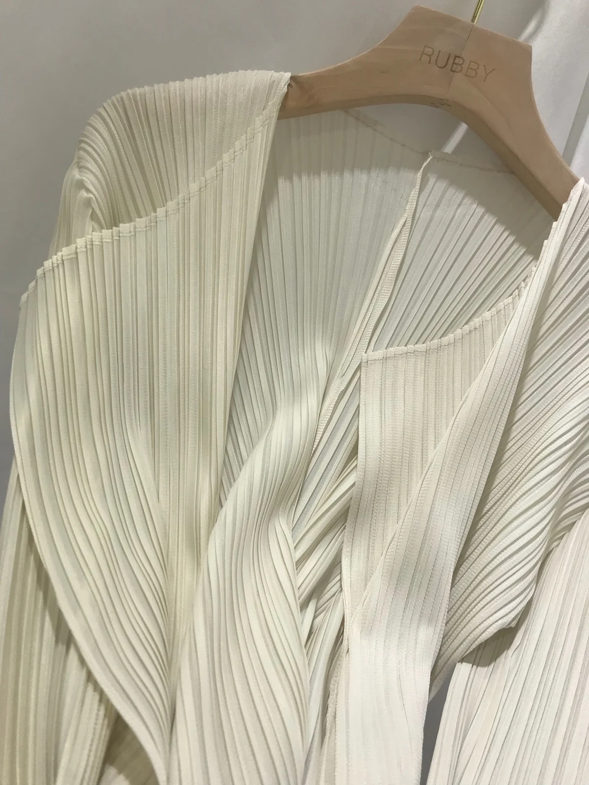 Плиссированный кардиган MIYAKE Длина 54 см длина рукава 56 см