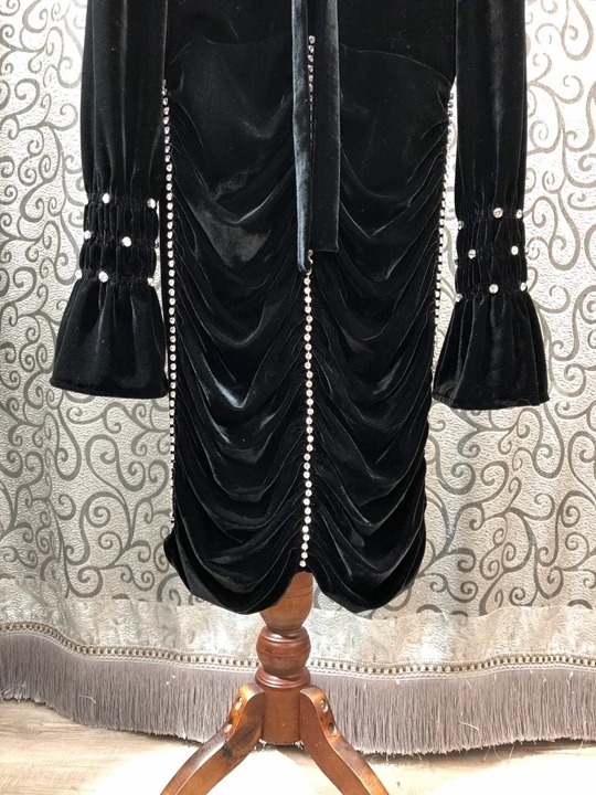 autumn Early new women's dress neckline ribbon knot Nail Drill horn long sleeve wrinkle velvet dress 1011