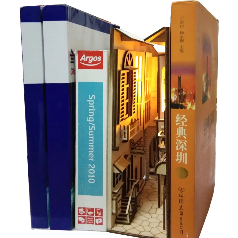 YWZQ Fermalibri Diagon Alley Book Nook Scaffale Inserisci DIY Kit di Montaggio Libreria Legno Decorazione con LED