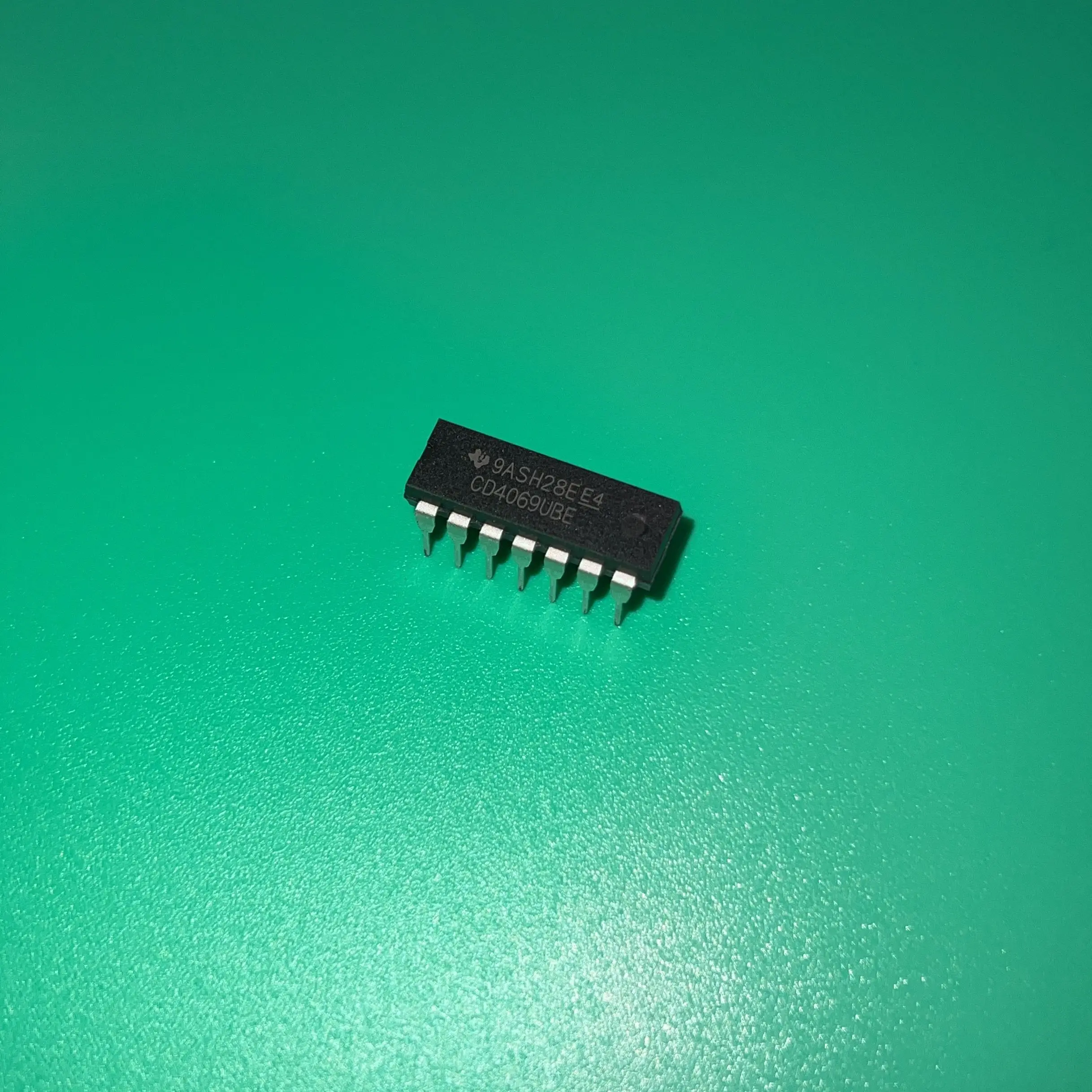 20pcs/lot Cd4069ube Dip14 Cd4069 Ube Ic Inverter 6ch 6-inp 14dip ...