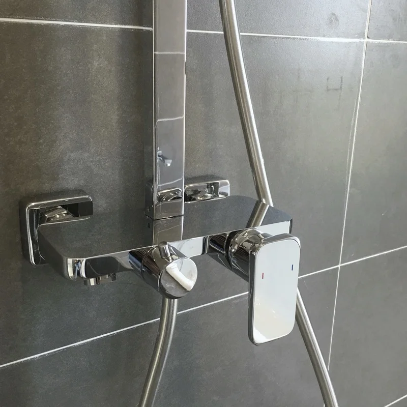 A set of luxurious shower faucets with mirror surface, dye, rain 10 inches