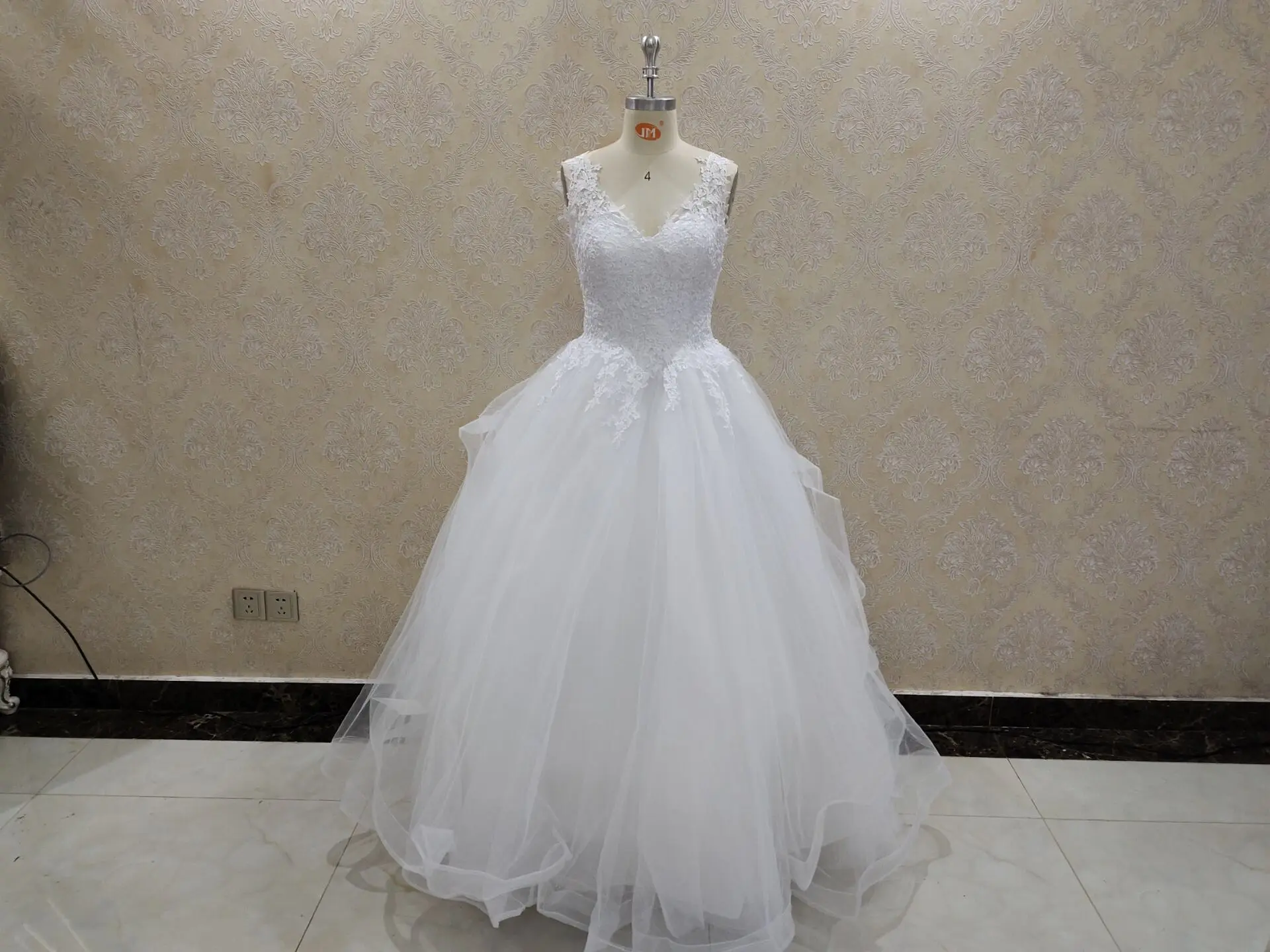 ZJ9210 V-neck Princess Ball Gown Wedding Dress With Tiered Tulle Skirt White Customize Bride Dress Winter Bridal Gowns