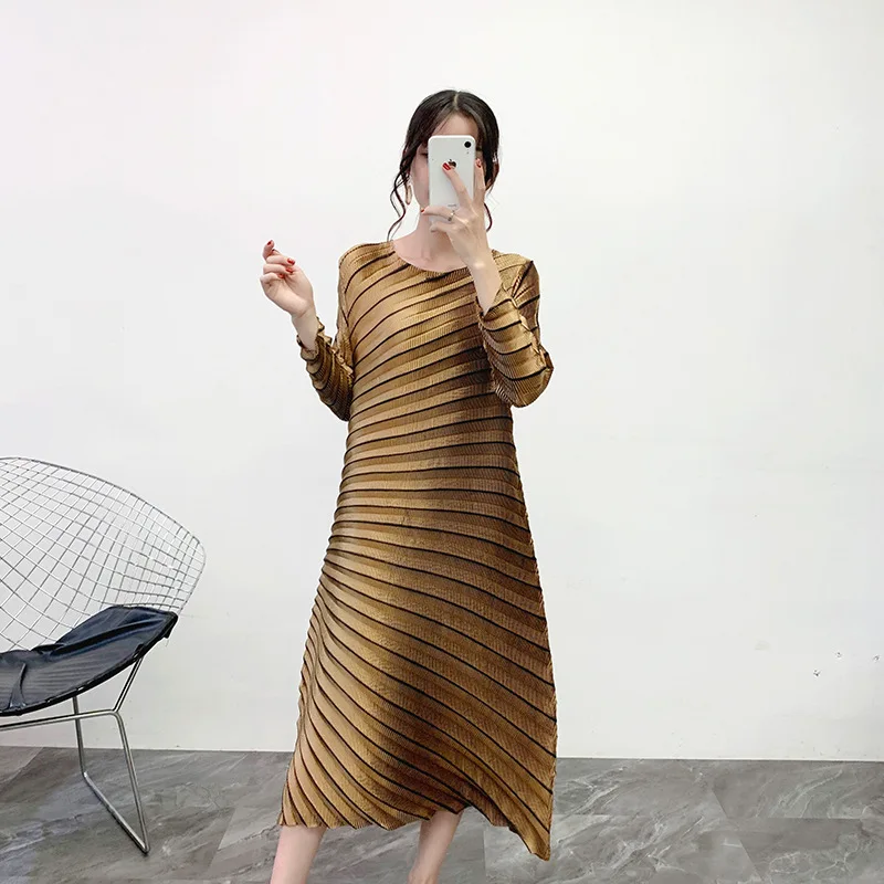 MIYAKE сложить тяжелой промышленности платье осень и зима новые с подогнутыми концами Нижние Платья Серебро Большой размер длинное платье для женщин