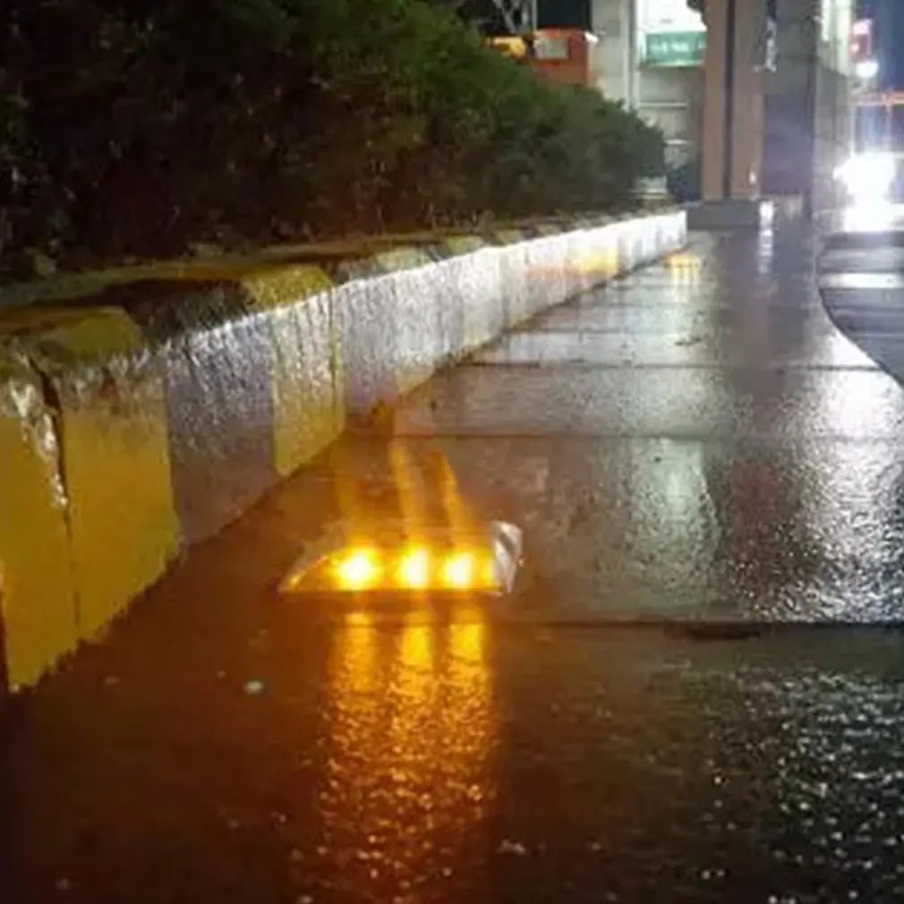 Horseshoe-shaped Solar Power LED Spike Light IP68 Waterproof Cast Aluminum Outdoor Road Stud LED Reflective Spike
