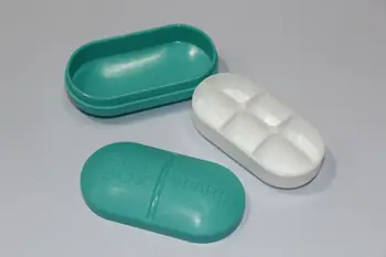 

Candy-Colored Medicine Box Carry-on Cross Six Grid Medicine Box Travel Carrying Case Capsule-Shaped Medicine Box