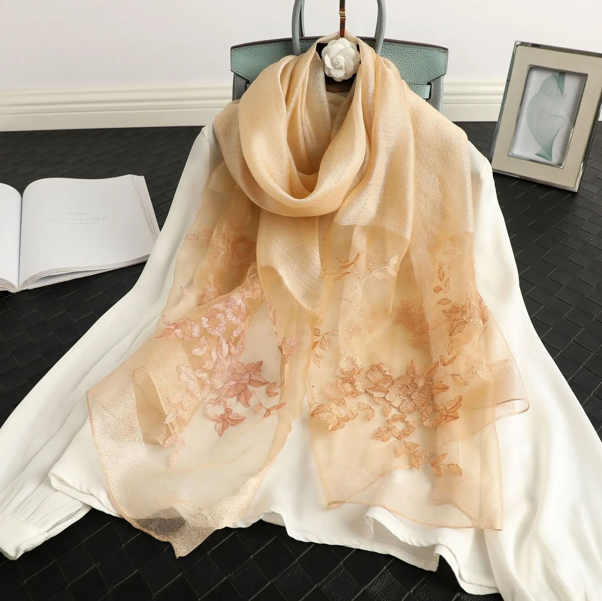 

Женский Шелковый шерстяной шарф с цветочной вышивкой, роскошный женский хиджаб, Женский фуляр из пашмины, палантины, шаль, повязка на голову, шарфы, бандана