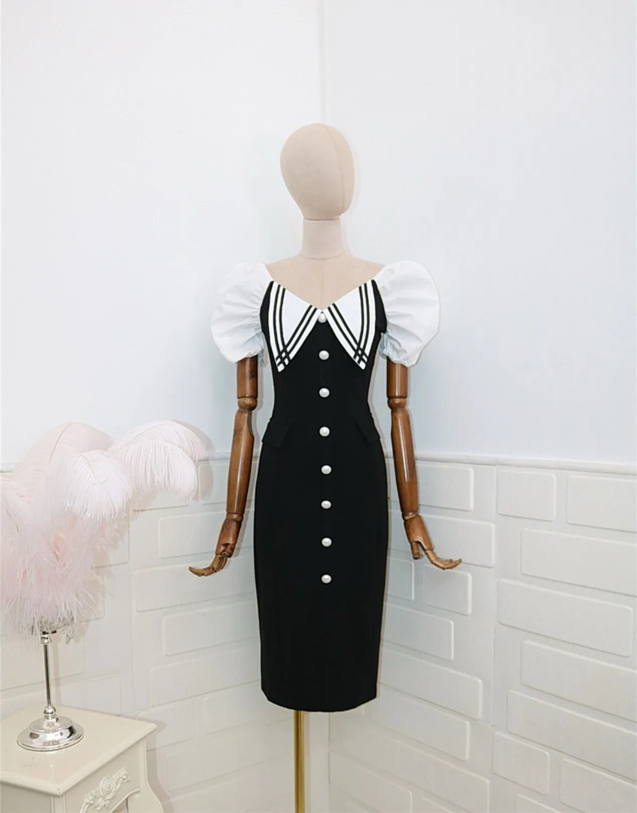 

2019 summer new black and white color matching lantern sleeves small long section over the knee dress