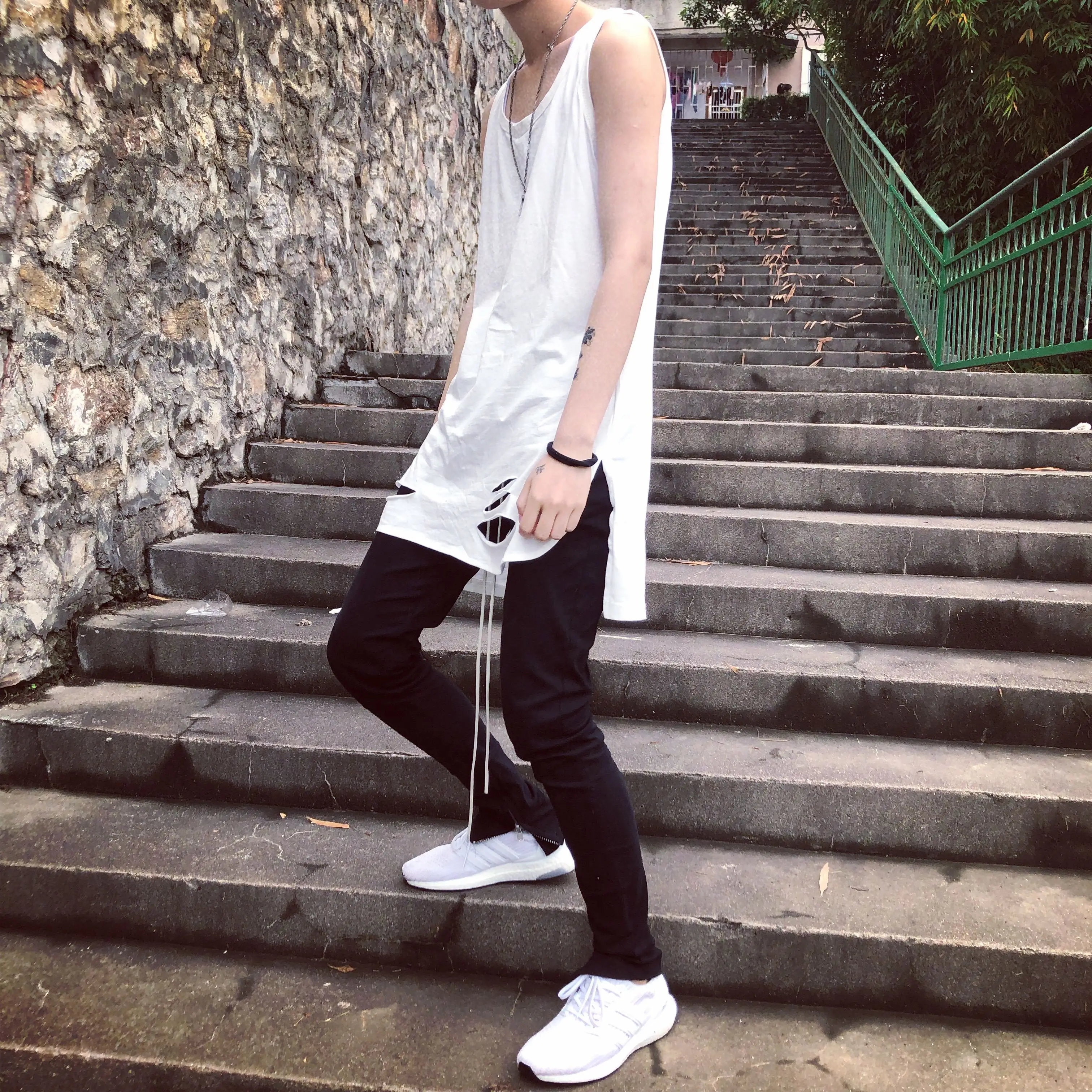 

European and American hip-hop simple T-shirt men's fashion split fork hem front short back long hole T-shirt