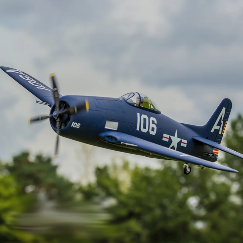 Avion RC PNP 1200mm posé sur le train d'atterrissage, prêt à voler sans radio, avec ailes déployées.