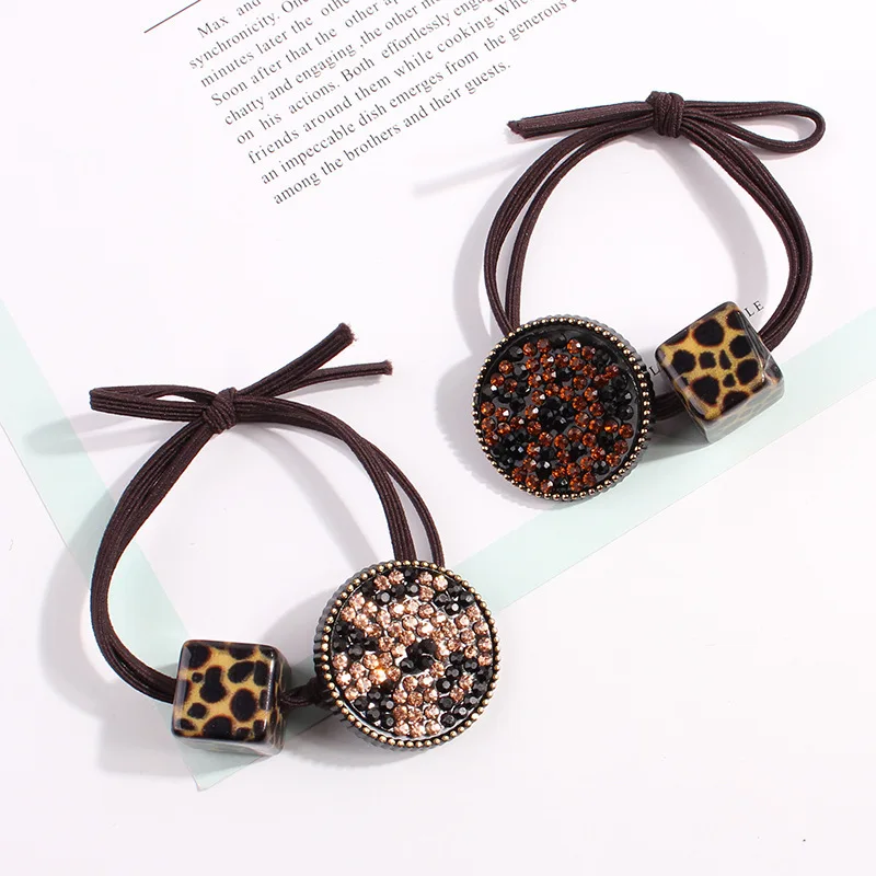 Fashion Rubber Bands for Lady Acrylic Stones Paved Disc Beading Charms Elastic Hair Band Hair Rope for Women Leopard Print Style yada fashion 3 folding pure color umbrellas charms rain and sun manual umbrella for women coating uv umbrellas ys230029