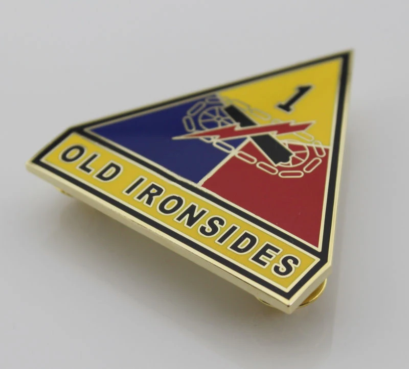 Американский армейский 1-й бронетанковой дивизии(старый Ironsides) Нагрудный значок эмблема-Реплика ТВ/фильм Prop pin значок