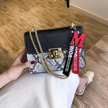 

2019 new color snakeskin pattern stereo small square bag pig nose lock text printing pendant single shoulder diagonal bag female