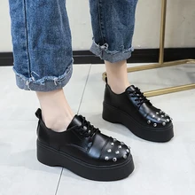 Женская кожаная прогулочная обувь; женские кроссовки на платформе; женская кожаная обувь с заклепками; белая удобная обувь для отдыха; E14-29